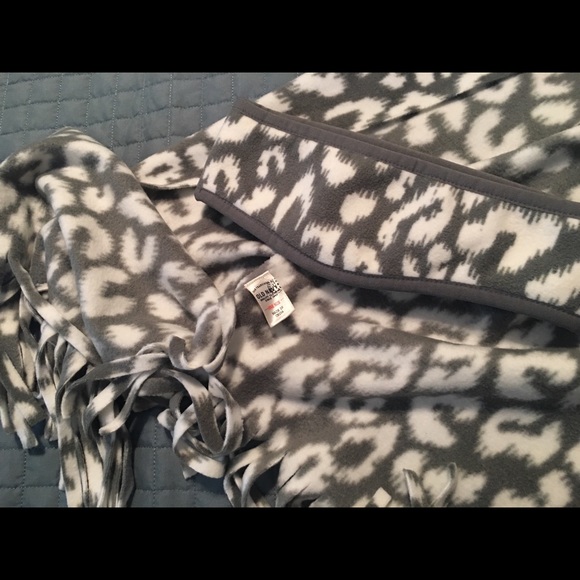 🩶OLD NAVY Super Soft & Warm Scarf/Head Wrap Set - Picture 2 of 8